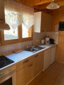O bucătărie sau chicinetă la 5-bedroom Chalet with Sauna and stunning views +9 fotografii