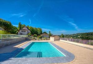 - une piscine dans l'arrière-cour d'une maison dans l'établissement L'Appart les Hauts de Sarlat, à Sarlat-la-Canéda