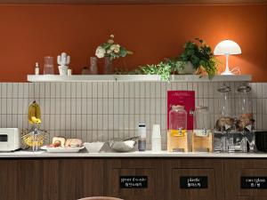 The Connoisseur Residence Hotel tesisinde mutfak veya mini mutfak