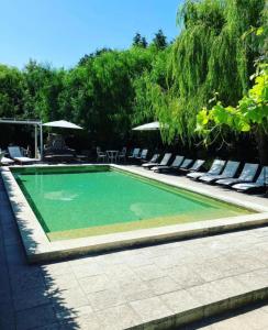 uma piscina com espreguiçadeiras ao lado de um resort em Masseria Sucéa em Martano