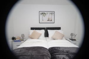 Posteľ alebo postele v izbe v ubytovaní Serenity Suites