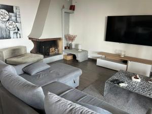 Una sala de estar con un sofá y una chimenea. en Duplex F4-2 balcons face a la mer, en Ajaccio
