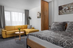 Postel nebo postele na pokoji v ubytování Apartmány Hangár Strakonice