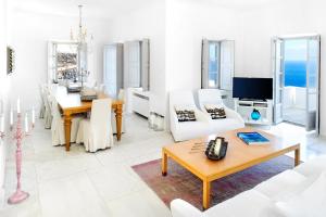 Телевизор и/или развлекательный центр в Presidential Villa 7 bedrooms 7 bathrooms with private pool