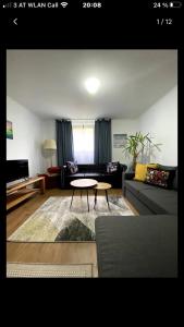 uma sala de estar com um sofá e uma mesa em Tannenhof Apartment em Steinhaus am Semmering