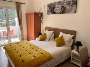 Résidence Casa TOGA في غاليريا: غرفة نوم بسرير وبطانية صفراء