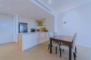 Η κουζίνα ή μικρή κουζίνα στο Fawkner Apartment Bay-view 5