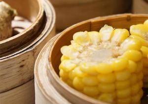 uma tigela de comida com milho na espiga em Crowne Plaza Nanchang Riverside, an IHG Hotel em Nanchang
