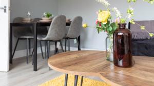 un vaso di fiori seduto su un tavolo di legno di Blairmuire House a Broxburn