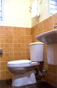 La salle de bains est pourvue de toilettes et d'un lavabo. dans l'établissement Crib 6, à Lagos