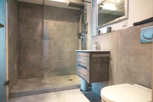 La salle de bains est pourvue d'une douche, de toilettes et d'un lavabo. dans l'établissement joesapartment, à Leichlingen
