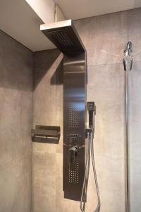 La salle de bains est pourvue d'une douche avec un pommeau de douche. dans l'établissement joesapartment, à Leichlingen