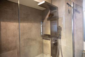 La salle de bains est pourvue d'une douche avec une porte en verre. dans l'établissement joesapartment, à Leichlingen
