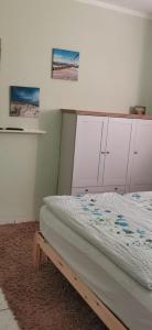 um quarto com uma cama num quarto em Ruhige Wohnung, citynah und kinderfreundlich em Rostock
