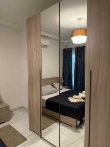 Tempat tidur dalam kamar di Di Vita's Maisonette