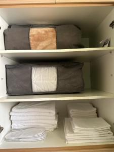 un armario lleno de toallas y ropa de cama en Eva’s House, en Vári