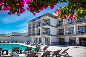 a view of the hotel from the pool at Bartu Otel in Çeşme