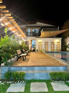 budynek z basenem i tarasem z ławkami w obiekcie Chill'n Tagaytay w mieście Tagaytay