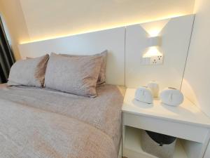 Un dormitorio con una cama y un escritorio con espejo. en The Ovation - Bangsar Trade Centre, en Kuala Lumpur