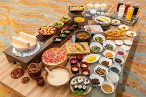une table recouverte de beaucoup de différents types de nourriture dans l'établissement Nagoya Kasadera Hotel, à Nagoya