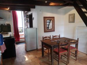 una cucina con tavolo e frigorifero di Maison Casal a Campestre-et-Luc Altre 33 foto