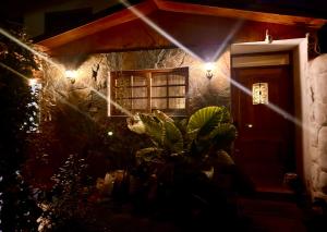 une maison avec une fenêtre, une plante et des lumières dans l'établissement Casa Aqua, à Santiago