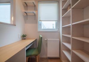 a home office with a desk and a green chair at 新屋 札幌市中心薄野車程5分 廁所x2 浴室x1 可停車2台 高速Wi-Fi 對街超商 in Sapporo