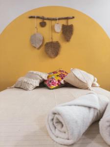 um quarto com uma cama com toalhas em Carimbó Pousada e Hostel em Alter do Chão