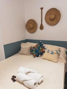 Carimbó Pousada e Hostel في ألتر دو تشاو: غرفة نوم عليها سرير وفوط