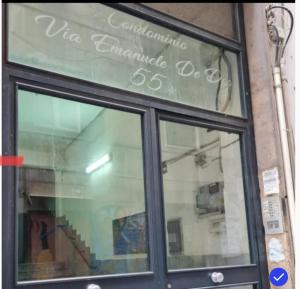 Una ventana de un edificio con un cartel. en Il Dubbio ai Quartieri Spagnoli en Nápoles