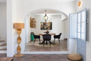 a dining room with a table and chairs at Secret Boutique Bracha in Málaga