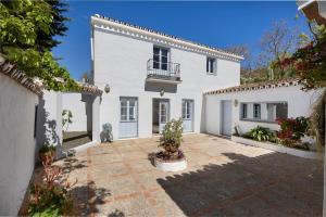 a white house with a courtyard in front of it at Secret Boutique Bracha in Málaga