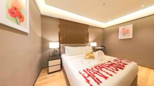 Ein Bett oder Betten in einem Zimmer der Unterkunft Imperial KLCC Residence