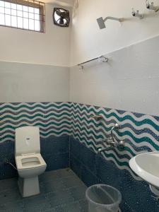 ein Bad mit einem WC und einem Waschbecken in der Unterkunft JP Hotel in Tezpur