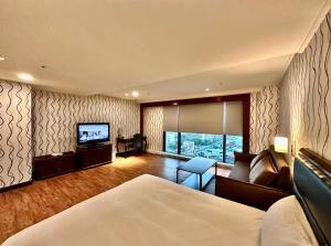 um quarto de hotel com uma cama e uma televisão em 喜客商旅 Seeker Hotel - Sanchong em Taipei
