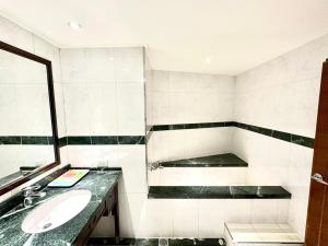 uma casa de banho com um lavatório e um espelho em 喜客商旅 Seeker Hotel - Sanchong em Taipei