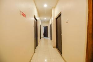 korytarz z dwoma drzwiami i długim korytarzem w obiekcie FabExpress Anurag Residency w mieście Guwahati