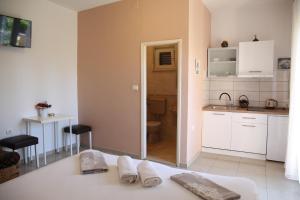 Posteľ alebo postele v izbe v ubytovaní Apartments Kresan + 32 fotografií