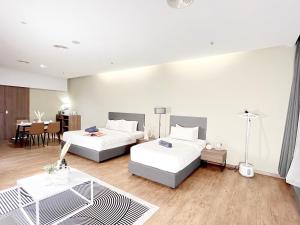 una camera d'albergo con due letti e un tavolo di The Bourke - Bangsar Trade Centre a Kuala Lumpur