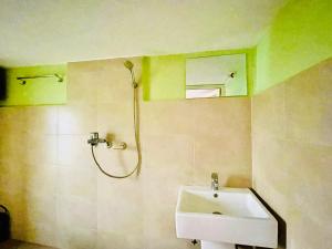 Koupelna v ubytování Arusiya Apartment