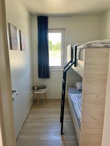 ein Zimmer mit zwei Etagenbetten und einem Fenster in der Unterkunft Vila Olson - Holiday Village Twins in Pakoštane + 21 Fotos