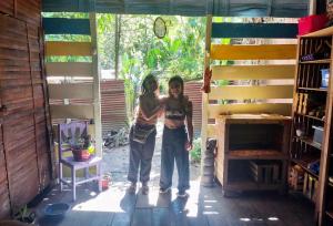 dwie kobiety stojące w drzwiach domu w obiekcie AYA NI w mieście Pucallpa