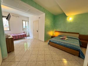 a bedroom with a bed and a green wall at Da Bosio in Genga