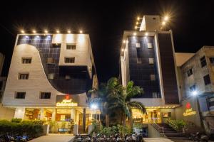 um par de edifícios à noite em Hotel Celebration em Jamnagar