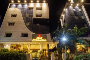 een hotel met een bord met een curl-onderverdeling bij Hotel Celebration in Jamnagar