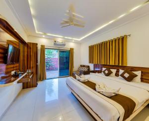 1 dormitorio con cama grande y ventana grande en Hotel Mahabaleshwar Fragrance, en Mahabaleshwar