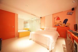 1 dormitorio con cama blanca y baño en Jongno Hotel Pop Leeds Premier en Seúl