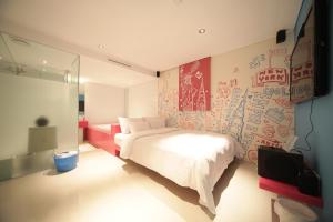 Tempat tidur dalam kamar di Jongno Hotel Pop Leeds Premier