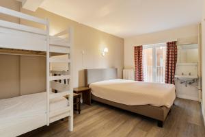 een slaapkamer met twee stapelbedden en een raam bij Makapi 3v in Wenduine