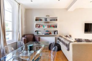 Area tempat duduk di Charming Two Bed Maisonette in Notting Hill